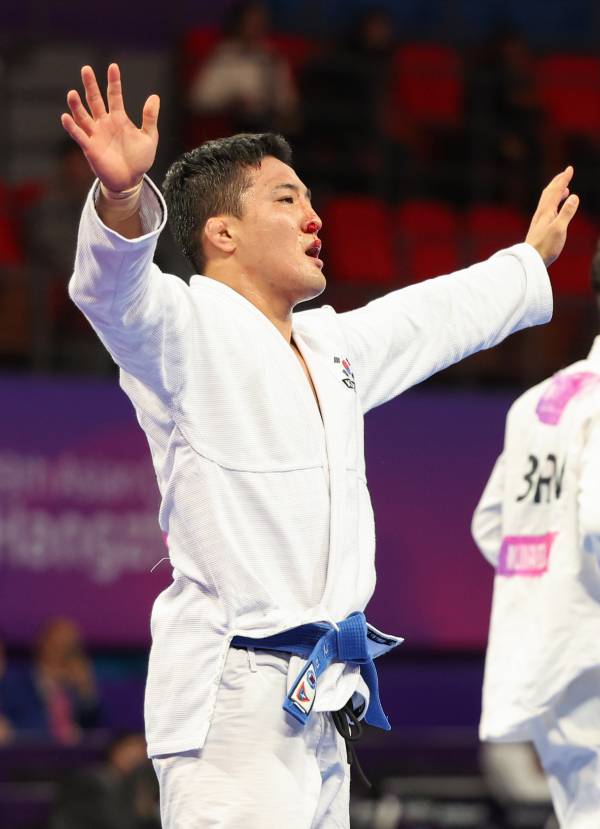 <yonhap photo-4364="">6일 중국 항저우 샤오산 린푸 체육관에서 열린 항저우 아시안게임 주짓수 남자 77kg급 결승 경기에서 한국 구본철이 바레인 압둘라 문파레디에 승리하며 금메달을 차지한 후 환호하고 있다. 연합뉴스</yonhap>