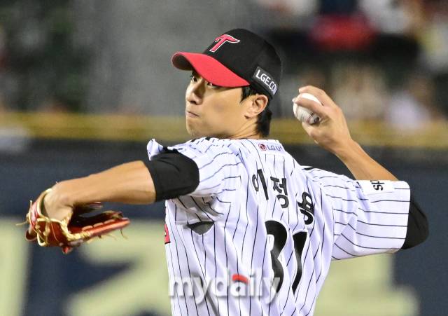 LG 선발투수 이정용이 역투하고 있다./잠실=유진형 기자 zolong@mydaily.co.kr