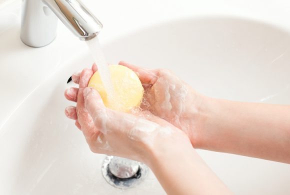 코로나, 독감 등 감염을 예방하려면 사람들이 자주 손 대는 물건 등을 만진 후에는 반드시 손을 씻어야 한다.[사진=게티이미지뱅크]