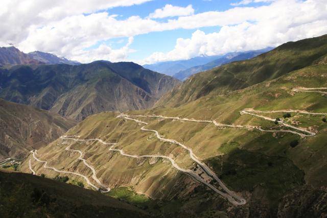 구불구불 72굽이 예라산 고갯길은 '차마고도에서 가장 아름다운 하늘길'로 평가 받는다. ⓒ최종명