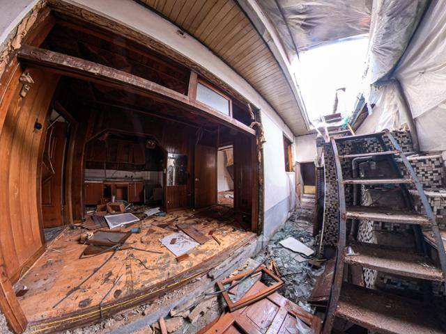 단지의 많은 주택은 긴 세월 동안 개축을 거쳤지만 1940년대부터 이어져온 기본 구조를 어렵지 않게 찾을 수 있다. 사진 속 주택은 문간방과 안방의 마루를 이어 안마당 일부를 거주공간으로 바꿨지만 두 방과 부엌의 배치는 여전히 그대로다. 이한호 기자