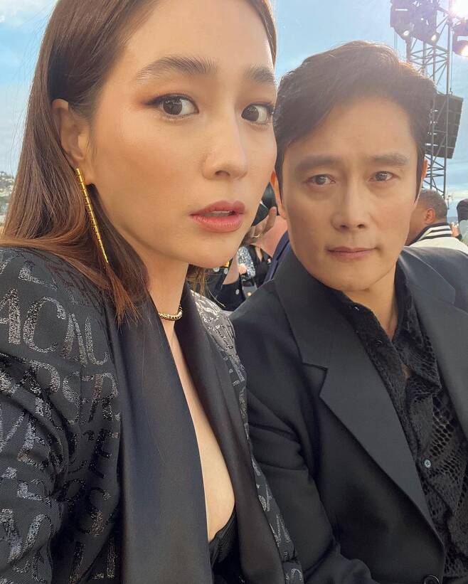 Actor Lee Byung-hun once again received a pack width from his wife Lee Min-jung to Comment, and the delightful tikitaka of the two attracts attention.On the 6th, Lee Byung-hun posted a picture with fashion magazine Marie Claire on his social network service (SNS).Lee Byung-hun in the photo is staring somewhere in a suit. Lee Byung-huns unique charisma was a prominent picture. Lee Byung-hun also made a fall man atmosphere with chic eyes.Lee Min-jung, the wife of Lee Min-jung, said, Who are you? And laughed at the reaction of the real family, while the netizens who saw it left a positive response such as Charisma King Wang Chan, Feeling .Lee Min-jung usually shows off her chemistry like chinchin with a pack width without backing up, such as guychuk (cute chuck) on her husband Lee Byung-huns SNS.Recently, when Lee Byung-hun released a selfie, he denied it, saying, No, no, no, and harshly evaluated it as Hani in (selfie) practice, causing laughter.Regarding Lee Min-jungs unique sense of humor, Lee Byung-hun said on tvNs entertainment show You Quiz, One time, I wrote, I want to refrain from commenting. I was afraid he would say something else.Lee Byung-hun also expressed his affection for Lee Min-jung, saying, I love my personality. Its cool and humorous. It makes me laugh so much. When I asked him about his charm, he said it was really funny.Movie concrete Utopia When I appeared on the web entertainment Moonlighting, I heard from MC Jaejae, I do not want to see Lee Min-jung Comment.I want to hear that you two are talking. Lee Byung-hun said, (Lee Min-jung) was a bit different when he posted a message in such a place.The comment relay of two friendly people who seem to see my friends SNS is giving pleasure to the netizens. Lee Min-jung is looking forward to laughing with another pack width toward Lee Byung-hun.Meanwhile, the two married in 2013 and gave birth to their first son, Junhu, in March 2015. After that, they reported the second pregnancy in August.Photo: Lee Byung-hun, tvN, Moonlighting Channel