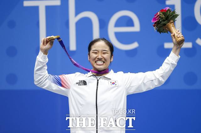 7일 중국 항저우 빈장체육관에서 열린 2022 항저우 아시안게임 배드민턴 여자 단식에서 금메달을 차지한 안세영이 메달을 목에 걸고 기뻐하고 있다. /항저우=뉴시스