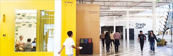 미국 캘리포니아주 마운틴뷰에 있는 구글의 베이뷰 캠퍼스에서 직원들이 일하고 있다. 작년 7월 완공된 베이뷰 캠퍼스는 찰스턴이스트 캠퍼스와 함께 구글이 지은 신사옥이다. 최진석 특파원