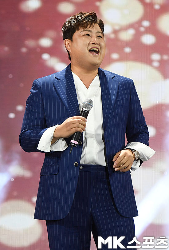 Singer Kim Ho-joong, Han Hye-jin, Kim Jin-dae, Young Ki, Kang Ye-seul, Jung Dae-kyung and Hong Ji-yoon appeared on the stage.Singer Kim Ho-joong is singing.Especially,  ⁇  AhriCJ Stroud  ⁇  Stage is intact, and it gives impression and joy again at the time of performance. ⁇  AhriCJ Stroud  ⁇  You can see various aspects of Kim Ho-joong who traveled as well as behind-the-scenes performances as well as preparing the stage.