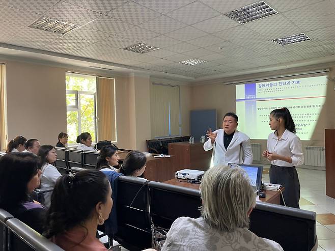 타슈켄트 메디컬 아카데미에서 열린 허영진 한의사의 장애 아동 강의 및 진료 모습.