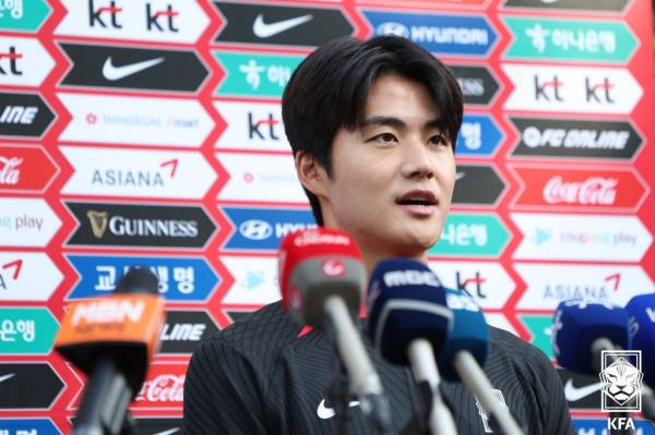 축구 국가대표팀 수비수 설영우가 9일 파주 NFC에서 진행된 축구 국가대표팀 소집 전 훈련에 참석해 취재진 질문에 답하고 있다. 사진=대한추구협회