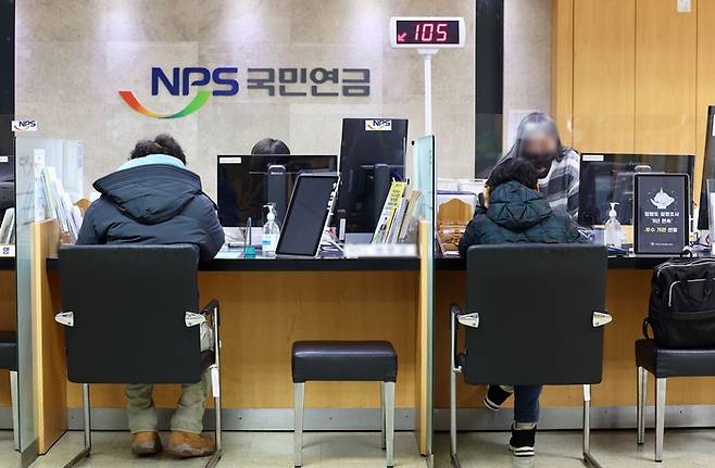 서울 중구 국민연금공단 종로중구지사 고객상담실에서 시민들이 상담을 하고 있다. / 연합뉴스
