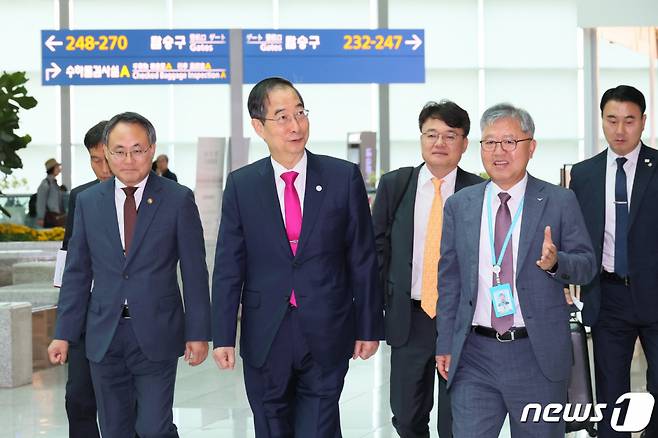 (서울=뉴스1) = 유럽 4개국 순방에 나선 한덕수 국무총리가 8일 인천국제공항을 통해 출국하고 있다. (국무총리실 제공) 2023.10.8/뉴스1 Copyright (C) 뉴스1. All rights reserved. 무단 전재 및 재배포, AI학습 이용 금지.