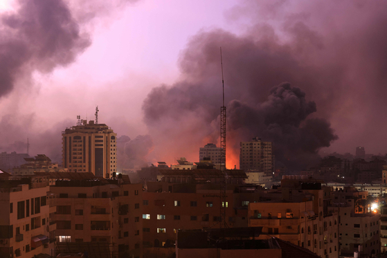9일(현지시간) 이스라엘의 공습으로 팔레스타인 가자지구에서 불길이 치솟고 있다. 〈사진=AFP 연합뉴스〉