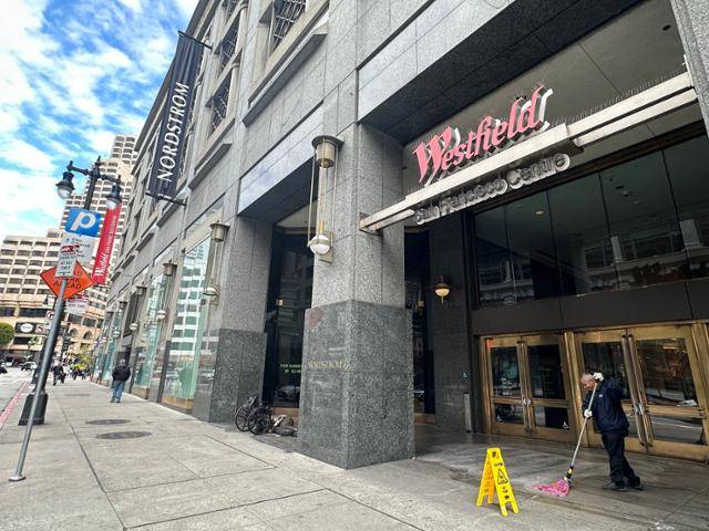 5월 4일(현지시간) 미국 캘리포니아 샌프란시스코 유니언스퀘어의 노드스트롬 백화점 건물 1층. 청소 담당자 모레노씨가 노숙자가 누워 있는 곳을 피해 바닥 청소를 하고 있다. 이 백화점은 지난 8월 결국 문을 닫았다. 샌프란시스코=이서희 특파원