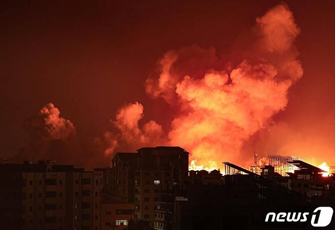 (가자 AFP=뉴스1) 우동명 기자 = 9일(현지시간) 팔레스타인 무장정파 하마스의 기습 공격에 대응한 이스라엘의 공습을 받은 가자 지구에서 불길이 솟아 오르고 있다. 2023.10.10 ⓒ AFP=뉴스1 Copyright (C) 뉴스1. All rights reserved. 무단 전재 및 재배포, AI학습 이용 금지.