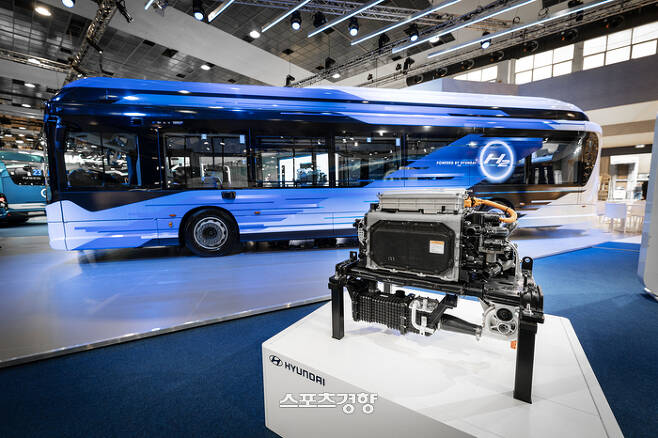 ‘버스월드 2023(Busworld 2023)’ 이베코버스 부스에서 선보인 수소전기 시내버스 ‘E-WAY H2’. 이 버스에 들어간 현대자동차의 수소연료전지시스템도 세계최초로 공개됐다.