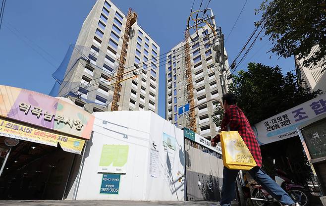대우산업개발이 회생절차에 돌입하면서 분양보증 사고가 발생해 공사가 중단된 부천 역곡역 인근 아파트 앞을 10일 행인이 지나고 있다. <이충우 기자>