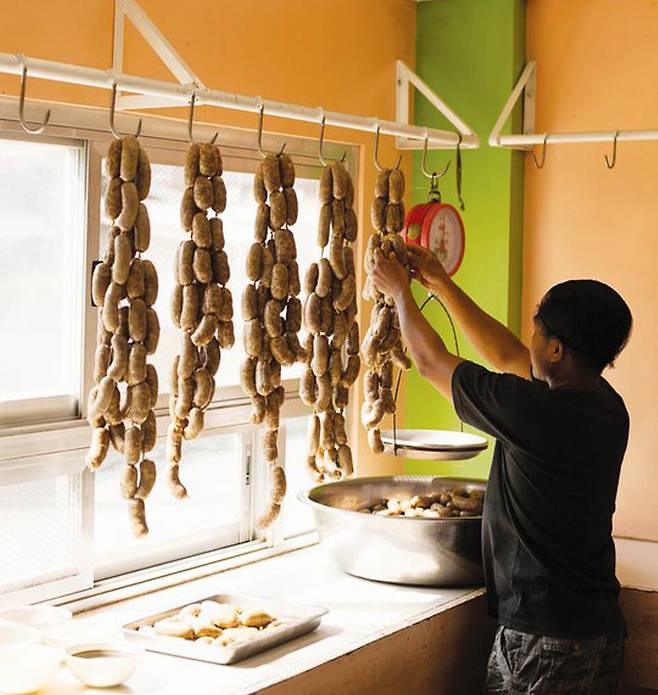 필리핀 소시지인 롱가니사 만드는 모습