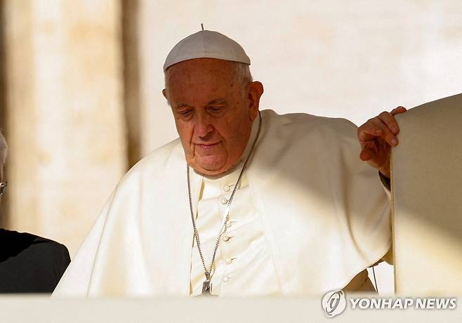 프란치스코 교황 (바티칸 로이터=연합뉴스) 프란치스코 교황이 11일(현지시간) 바티칸 성 베드로 광장에서 수요 일반알현을 주례하고 있다. 2023.10.11 photo@yna.co.kr