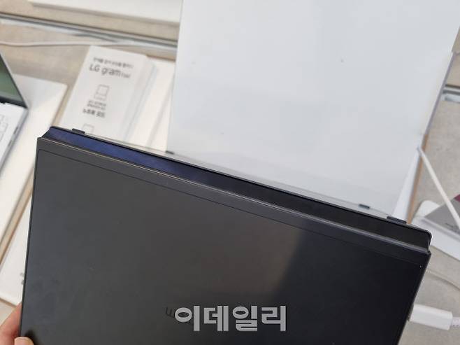 화면이 접히는 힌지(Hinge)의 외부 모습. 플라스틱으로 보호돼 외부 손상에선 안전했다.(사진=조민정 기자)