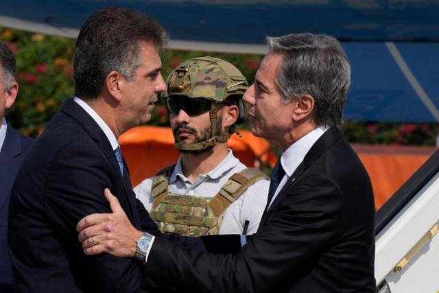 토니 블링컨(오른쪽) 미국 국무장관이 12일 이스라엘 수도 텔아비브의 벤구리온 공항에서 엘리 코헨(왼쪽) 이스라엘 외무장관을 만나 인사하고 있다. 텔아비브=AFP 연합뉴스