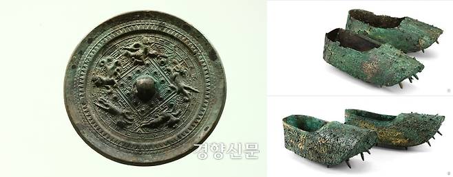 무령왕의 발쪽에는 청동거울과 함께 청동신발도 놓여져있었다. 무령왕의 혼을 천상으로 올려줄 승선 도구로 삼은 듯 하다.|국립공주박물관 제공