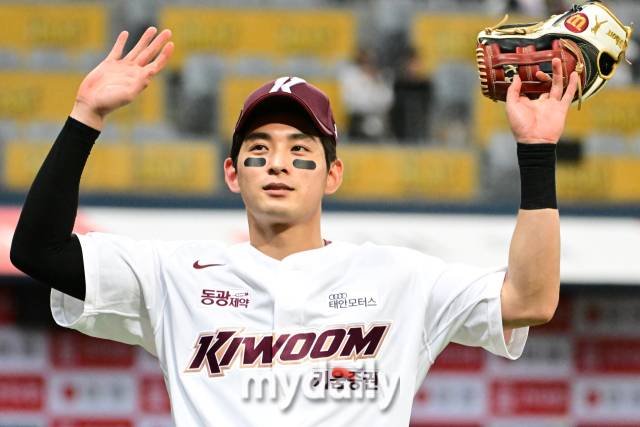 키움 이정후가 8회말 대타로 등장한 뒤 경기 종료 후 팬들에게 인사를 하고 있다./마이데일리