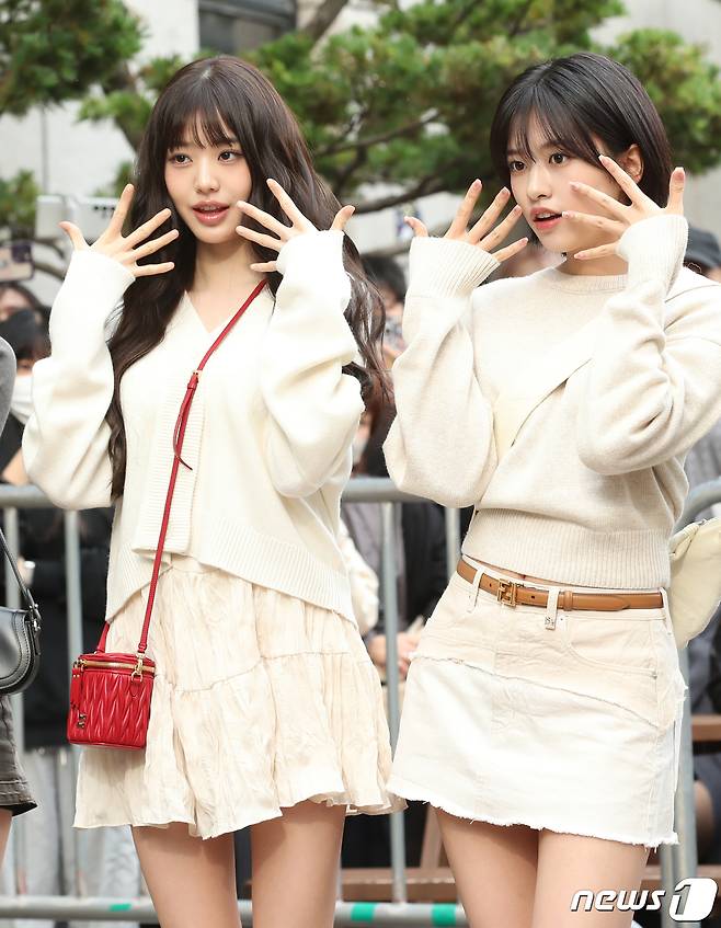 아이브의 장원영과 안유진(오른쪽)이 13일 오전 서울 여의도 KBS 신관에서 진행된 '뮤직뱅크' 리허설에서 인사를 하고 있다. ⓒ News1 권현진 기자