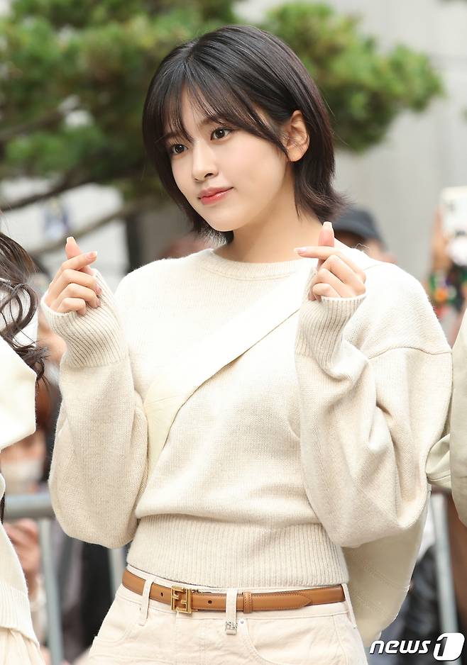아이브 안유진이 '뮤직뱅크' 리허설을 위해 13일 오전 서울 영등포구 여의도 KBS 신관에 도착해 앙증맞은 손 하트를 그리고 있다. ⓒ News1 권현진 기자