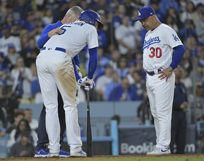 LA 다저스 프레디 프리먼이 지난 10일(한국시각) 디비전시리즈 2차전에서 7회 타격 도중 파울타구에 맞아 괴로워하고 있다. 오른쪽이 로버츠 감독. UPI연합뉴스