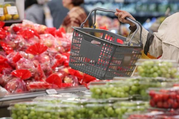 ▲지난달 물가 상승률이 3%대 후반으로 반년 만에 최대 폭으로 올랐다. 5일 통계청이 발표한 ‘9월 소비자물가동향’에 따르면 지난달 소비자물가지수는 112.99(2020년=100)로 작년 같은 달보다 3.7% 올랐다. 사진은 5일 오후 서울 시내 대형마트에서 고객들이 장을 보고 있는 모습. (뉴시스)