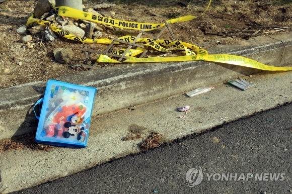 박씨 일가족이 방화 살해된 집 주변에 자녀의 것으로 보이는 학용품이 나뒹굴고 있다. - 연합뉴스