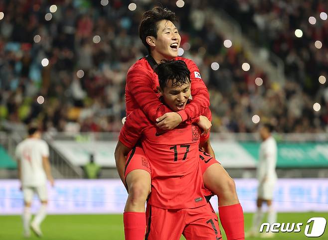 17일 경기 수원시 팔달구 수원월드컵경기장에서 열린 축구 국가대표 평가전 대한민국과 베트남의 경기, 후반 대한민국 정우영이 팀의 여섯 번째 골을 성공시킨 뒤 이강인의 축하를 받고 있다. 2023.10.17/뉴스1 ⓒ News1 김진환 기자
