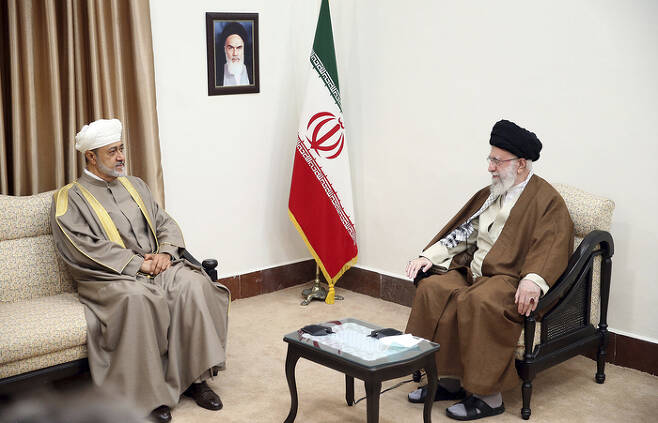 이란 최고지도자 아야톨라 셰예드 알리 하메네이(오른쪽)가 29일(현지시간) 이란 테헤란에서 하이삼 빈 타리크 알사이드 오만 술탄과 대화를 나누고 있다. AP연합뉴스