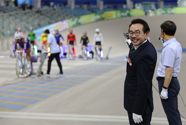 김광선이 ‘경륜 개장기념 제27회 일간스포츠배 대상 경륜’ 결승 경주 시총에 앞서 웃고 있다. 사진=국민체육진흥공단 경륜경정총괄본부 제공