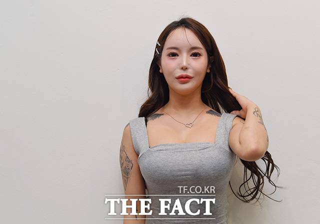 17일 오후 서울 서초구 모처에서 만난 '압구정 박스녀' 아인이 인터뷰 전 포즈를 취하고 있다. /이덕인 기자