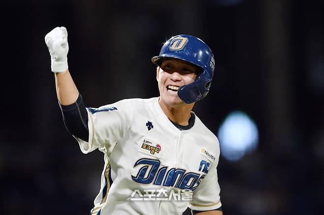 NC 다이노스 서호철이 19일 창원 NC파크에서 열리는 두산 베어스와 와일드카드 결정전 1차전 4회말 2사 만루 상황에서 두산 선발 곽빈을 상대로 역전 만루 홈런을 친 뒤 기뻐하고 있다. 2023. 10. 19. 창원 | 박진업기자 upandup@sportsseoul.com