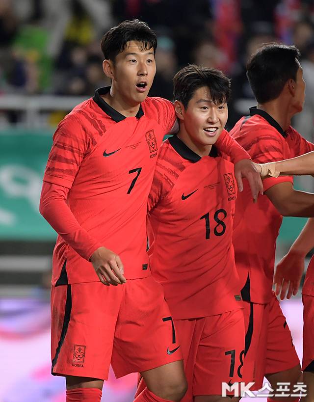 한국 주장 손흥민(7번)이 베트남과 친선경기 이강인(18번) 득점 후 함께 기뻐하고 있다. 사진=천정환 기자