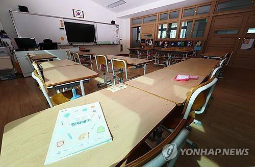 '공교육 멈춤의 날' 초등학교 빈 교실 (세종=연합뉴스) 김주형 기자 = 서울 서초구 초등학교에서 숨진 교사의 49재 일인 4일 세종시 한 초등학교 교실이 비어있다.
교육계에 따르면 교사들은 이날을 '공교육 멈춤의 날'로 정하고 전국 곳곳에서 다양한 방식으로 올해 7월 숨진 서초구 초등교사를 애도할 계획이다. 2023.9.4