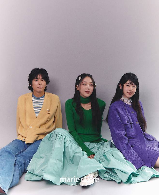 Movie  ⁇  Kimi to Boku  ⁇  Director Hyun Chul Jo and actors hye-su and Kim Si-eun completed a special picture.Kimi to Boku  ⁇ , who is about to open on the 25th, released an interview with Marie Claire pictorial with Hyun Chul Jo, hye-su and Kim Si-eun on the 20th. ⁇  Kimi to Boku is a story of high school students Semino Rossi and HAEUN who spend a dreamy day in their minds with words they want to convey to each other.The picture attracts attention with the dreamy and mysterious eyes of hye-su and Kim Si-eun.The two actors closing their eyes as if dreaming, and gazing at the camera with their faint eyes open, add to the expectation of a new Acting to be shown at  ⁇  Kimi to Boku  ⁇ .Hyun Chul Jo Director, who announced his name as an actor to the public by showing impressive Acting, including  ⁇  D.P.  ⁇ ,  ⁇  Chinatown  ⁇   ⁇   ⁇   ⁇   ⁇   ⁇   ⁇   ⁇   ⁇   ⁇   ⁇   ⁇   ⁇   ⁇   ⁇   ⁇   ⁇   ⁇   ⁇   ⁇   ⁇   ⁇   ⁇   ⁇   ⁇   ⁇   ⁇   ⁇   ⁇   ⁇   ⁇   ⁇   ⁇   ⁇   ⁇ ........................Hyun Chul Jo, the director of the film, said in an interview, I do not think there will be a scene where everyone is 100% committed to the film.Park Hye-soo appreciated the fact that  ⁇ Kimi to Boku ⁇  reminds  ⁇ Kimi to Boku ⁇  and reminds  ⁇ Kimi to Boku ⁇  of love, and he hopes that this story will spread for a long time.Especially, it would be good if people who are not good at love would like to see it.Kim Si-eun feels that the love she felt as a HAEUN when she acted HAEUN in the beginning of the movie, and the love she felt when she saw  ⁇ Kimi to Boku ⁇  as an audience are changing.Ive seen Kimi to Boku many times, and I feel that I am changing myself every time I see it, and I mentioned the special experience that Movie gave me.The movie Kimi to Boku will be released on the 25th.