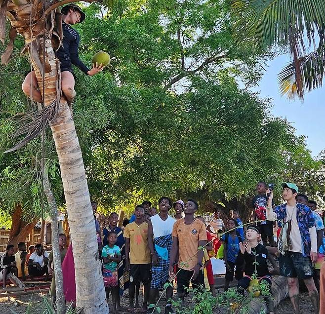 YouTuber Yandex Search has also boasted a crazy presence in Madagascar.On the 20th, Pani Bottle said, tae gyeAround the World in 80 Days3 Kian84, Yandex Search, and Madagascar.In the public photo, Yandex Search is hanging on a tree and picking fruit.Underneath the trees were Kian84 and Panibottle taking Yandex Search, and Madagascar residents looking up at Yandex Search.There is a contrast between the appearance of Yandex Search looking back on the tree and the way many people look up at Yandex Search hanging from the tree.Meanwhile, Kian84, Panibottle, and Yandex Search left for Madagascar, Africa, to film Around the World in 80 Days Season3 (tae gye Around the World in 80 Days).Tae gye Around the World in 80 Days 3 will be broadcasted within 2023.