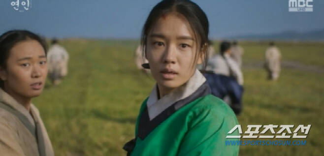 The more Ahn Eun-jin is in Danger, the more scruffy the TV viewer ratings soar.Saint Patricks Day 2 The first episode showed a somewhat uneasy start, and Ahn Eun-jin rolled, fell, hurt, and had a suffering parade, so the TV viewer ratings rose vertically.According to Nielsen Korea, a TV viewer rating survey company, the 13th MBC Couple (planned by Hong Seok-woo / directed by Kim Sung-yong Lee Han-jun Chun Soo-jin / screenplay Hwang Jin-young) broadcast on October 20 recorded double-digit TV viewer ratings of 10.2% .Thats up from the previous episode, and its also the number one TV viewer rating for the same time slot and the number one for Lamar Jackson, and the number one TV viewer rating for the moment soared to 12.7 percent.In addition, 2049 TV viewer ratings, a key indicator of advertising and channel competitiveness, also rose 3.3% from Friday last week, ranking first in all channels during the same time period.In the 13th episode of Couple, the sad fate of Lee Jang Hyun (Namgoong Min) and Yoo Gil-chae (Ahn Eun-jin), who met again at the most painful and difficult moment after a long journey, unfolded.For the audiences who know Jang Hyun and Yu Gil-chaes love and Yu Gil-chaes terrible suffering, the 13th ending that the two met was heartbreaking and heartbreaking.I ran and ran.Soon, however, Danger came. Joseon GLOW who were fleeing with Yu Gil-chae killed themselves, saying that it was a sin against their parents to defile their bodies. But Yu Gil-chae was different.As he survived in Ganghwa Island during the Qing invasion of Joseon in the past, he often held his hand tightly. In the end, Yu Gil-chae and often his life were saved, but they were forcibly separated by barbarians.Yu Gil-chae was even in danger of becoming a barbarians pawn.On the other hand, when we met in Prisoner of War hunting, keratinization began to show interest in this Jang Hyun. keratinization was not just a Prisoner of War hunter.Her is the daughter of Hong Taiji (played by Kim Jun-won) and was a princess of Qing; keratinization approached Lee Jang Hyun using her status as a princess, and asked him to attend to Jasins bed.Lee Hyun recalled the appearance of Yu Gil-chae in the past from reckless keratinization, and refused to give her heart.Eun Ae! (Lee Da-in), who saw the relief work, stopped at the dissuade of Nam Yeon-joon (Lee Hak-joo) after Jasin volunteered to save him.In the meantime, Yu Gil-chae, who once again saved his life by biting the barbarians ear, was brought back to the Prisoner of War market, where he saw Jang Hyun.When Jang Hyuns gaze was about to reach, Jasin bowed his head and hid himself. Yu Gil-chae, who was tearful of Jang Hyun that night, even dreamed that Jang Hyun saved Jasin.The next day, Jang Hyun recalled the Joseon GLOW, which he had been avoiding in the Prisoner of War market. Jang Hyun, who thought Her could not be Yu Gil Chae, shook his head.Then Liang Yum arrived in Shenyang, where Liang Yum told Liang Hyun that Yu Gil-chae was in Shenyang, which led to the Prisoner of War market.At the same time, Yu Gil-chae was dragged onto the auction block of the Prisoner of War Market, where he could be heard shouting, Its a real Joseon man, GLOW. By the time Yu Gil-chae resigned, Lee Hyun appeared in the distance.Jang Hyun headed to the auction house with Yu Gil-chae, defeating the barbarians who blocked the road without seeing their faces.It was the moment when the pain and pain exploded. Couple 13 times was finished with the appearance of two people who were reunited with tears.On the other hand, Saint Patricks Day1 also had a controversy about miscasting in the early days, but with the outbreak of King invasion of Joseon, the appeal of Ahn Eun-jin burst and public opinion reversed.Ahn Eun-jin, who has a strong vitality, has been enthusiastic about audiences for the new female character of the historical drama who throws Jasin for his family and friends at the place where he was worried about the flower god as he left the evacuation.Since then, with the story of Saint Patricks Day 2, the suffering of Gil-chae seems to add strength, and the charm and acting power of Ahn Eun-jin is likely to record the myth of TV viewer ratings again.