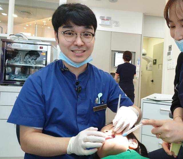 문홍열 통합치의학과 전문의가 탕후르가 치아에 미치는 영향에 대해 설명하고 있다. 대구 서울바른플란트 제공