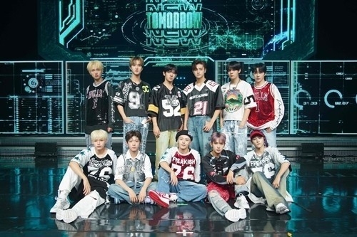 Group Lay Kids, singer Kang Daniel, trot singer Kim Ho-joong, and newcomer group FantasyPep Boys topped the K-Top Stadium PassionStadium popularity poll.Stray Kids, Kang Daniel, Kim Ho-joong, and FantasyPep Boys took first place in the 4th Weekly Sh ⁇ nen Sunday popular vote from October 13th to November 10th at KTOPSTAR, a poll site featuring stadiums.The Stray Kids remained popular, ranking first among numerous artists.BLACKPINK ranked second, ATEEZ ranked third, New Jinx ranked fourth, and (G)I-DLE ranked in the top five, followed by BTS, You Know, Super Junior, Highlight, and TinTop.Kang Daniel is currently working as an MC in Mnet s Uppa 2.2nd place is IU, 3rd place is Yunha, 4th place is Black Pink Index, 5th place is Lee Moojin.Since then, Black Pink Rose, Black Pink Jenny, Black Pink Lisa, BTS Jin, and Park Chang-geun have settled in the top 10, being chosen by the public one after another.In particular, Black Pink showed off his power by putting his name in the top 10 again.Kim Ho-joong, who was unrivaled in the first place, continued to be No. 1 after last weeks steady fandom support.Kang Hye-yeon was named second in the newly emerging Stadium.Followed by Hwang Young-woong in the third place, Ahn Sung-hoon in the fourth place, and Song Gain in the fifth place, followed by Lee Chan-won, Im Young-woong, Jang Yoon-jung, Young-tak and Hong Jin-young.Followed by Zero Base One in second place, Boynext Door in third place, Tiaoti in fourth place, and Kiss of Life in fifth place, followed by Mimi Rose, Lunate, Cycus and One Team in the top 10.On the other hand, the K-Top Stadium popular vote will be held from October 13 to November 10 at 4Weekly Sh ⁇ nen Sunday, and anyone who is a member of K-Top Stadium can participate.Voting can be done by searching  ⁇  KTOPSTAR  ⁇  in the search box of each portal site and then voting in  ⁇  Passion Stadium  ⁇  by receiving stars given in various ways on the homepage.Singers ranked 1st to 3rd in the rankings are given the privilege of posting outdoor advertisements, subway signboards, E-marts of each metropolitan city, and E-Mart and Homeplus.