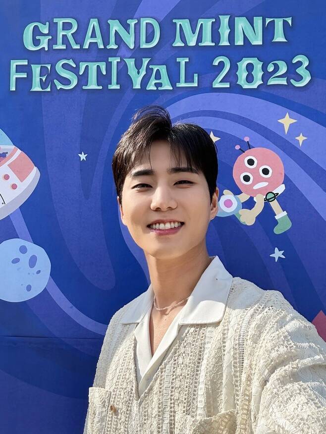 Young K, a member of DayXIX (DAY6), has successfully completed the fall festival stage.On the afternoon of Oct. 22, the official XIX channel posted a picture with the message, I am happy to finish the Gminpe, which I laughed hard and waited for! Young Kei Mimo, I will tell you that the performance was all perfect.The released photo is a group photo taken by Young Kei in the waiting area of Gminfe with his Love Live! session, the so-called Young Kei Band (Guitar Kim Ki-yoon, Guitar Park Geun, Drum Park Dong-jin, and Bass Hong Jeong-pyo).YoungKei appeared at the Grand Mint Festival 2023 (GMF 2023, hereinafter GMF) held at the Olympic Park in Songpa-gu, Seoul this afternoon.Young Kei, who joined the active service as a KATUSA Soldier in October 2021 and was discharged from the military in April this year, won the Best Artist (MVP) award at the outdoor music festival 2023 Beautiful Mint Life Festival (View Min Ra) in May, and appeared at various spring and summer festivals, proving the true value of the performing artist.On October 7, he was invited to the 2023 Busan International Rock Festival and performed enthusiastically.The opening song of Gminepe was the song Letters with Notes from YoungKeis first full-length album, Only You Today, released on September 4.Young Kei, who immediately heated up the atmosphere of the concert hall, sang the title track Letters with Notes and the songs Babo (idiot), Natural, STRANGE (strange) and Let It Be Summer (Let It Be Summer) in a row.In addition to the new song, DayXIXs representative songs Beautiful, Best Part (Best Part), the first solo album Eternal (Eternal) songs Best Song, Microphone (microphone) and the song Love is Frozen were selected in turn to form a more colorful performance.Another Day XIX hit song that decorated the ending, and the K-pop representatives back-to-back song, So that it can be a page, was followed by a loud crowd of spectators on stage, making them feel the popularity of Day XIX.In response to the enthusiastic response of the audience, Young Kei responded with a unique love live!On the other hand, Young Kei is constantly communicating with listeners as a DJ of KBS Cool FM DAY6 Kiss the Radio (hereinafter Dekira) which is broadcasted at 10 pm every day.It also spurs global activities.Young Kei, who held a solo concert for three days from September 1 to 3, will perform solo performances as part of his first solo concert Letters with notes in Jakarta, Indonesia on October 28 and Bangkok, Thailand on December 2.At the end of the year, the band will reunite with the members of DayXIX to resume full-time activities. Leader, vocalist and guitarist Sung-jin joined the Army as an active member and served as a teaching assistant in September last year.Won-pil, a vocalist and keyboardist who is serving sincerely as a navy, returns to his fans on November 27th.