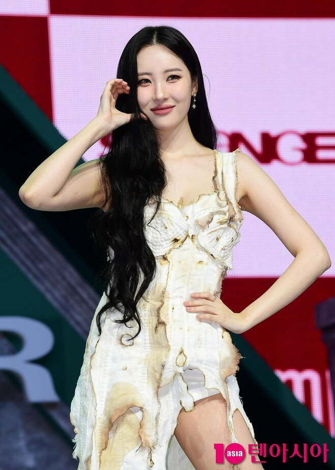 Singer Sunmi explains the JYP Sniper rifle incident.Sunmi appeared as a guest on KBS Cool FM Park Myeong-sus Radio show broadcast on the 23rd.On this day, Sunmi spoke to JYP about the Sniper rifle incident, saying, I really want to explain this.Sunmi said on the 20th that he appeared as a guest on YouTube Tanal Snake Snake Snake on the 20th and said, I do not have a system because it is a big company.So a snakebite I think its a bit disheartening, Sunmi said, Its right.Sunmi told Park Myeong-su, Gods Seven a snakebite and both were from JYP, but now they are in the same company.Its a joke that the system is well-organized and its not a big company, he said.If you ask me about my best friend, its J. Y. Park PD and So-hee. What are you talking about, Sniper rifle? I was joking, he said.As for the Wonder Girls entry into the United States of America, Sunmi recalled, If you did Nobody in Korea, you would have done it (at the United States of America venue) 50,000 to 60,000 people, but no one knew us.He added, I came out in the middle and the rest of the members suffered more. Thank you and Im sorry. Its not a bad memory right now, but we talk a lot when we meet.After debuting as Wonder Girls in 2007, Sunmi withdrew from the act in 2010; after debuting solo with 24 Hours Lack in August 2013, Sunmi rejoined the Wonder Girls in June 2015.