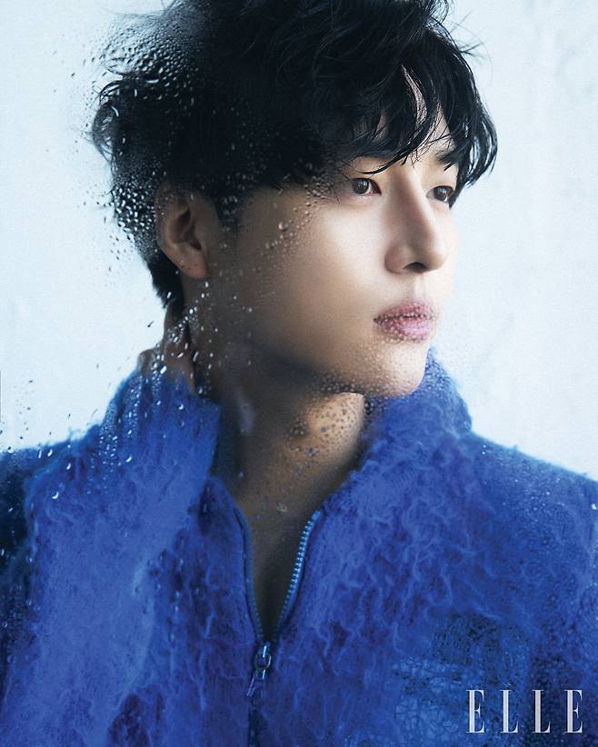In an interview after the photo shoot, Yang Se-jong commented on Doona!, saying, Acting and I felt pretty sad. I still have afterimages.Regarding the act of an ordinary college student, Won Jun, he said, My heart just tickled and tickled when I read the script.It is a romance genre, but the youths of FC Dunav Ruse and Won Jun are growing and their emotions are changing very carefully, and the narratives of the characters in their twenties, most of whom are characters, have been revealed well. Regarding the breathing with the actor Bae Suzy of the retired Idol FC Dunav Ruse, he said, Even though I acted as the sentiment line read in the script, I often breathed with my opponent and new and subtle emotions sprang up.In some cases, these feelings were excluded because they seemed to be different from the script, but in Doona!, they flowed away, and as the episodes went on, the subtle emotions were amplified. In fact, when asked if he was swayed by someone, he said, There are moments when I talk about small things, but I wonder what this person is like and why I can communicate so well. When I feel emotionally sympathetic, I get quite shaken.Still, walking the Han River is a hobby, he said, It is good to walk at the time of the sun.I read the script that comes in to see people or thankfully, but what about the work I read before, why did the character do it, I walk and think, he said. Acting if you have the confidence to love characters and works completely.I have chosen such works. Yang Se-jongs pictures and interviews will be available in the November issue of Elle and on the Elle website. YouTube content will also be available on the Elle YouTube channel soon.
