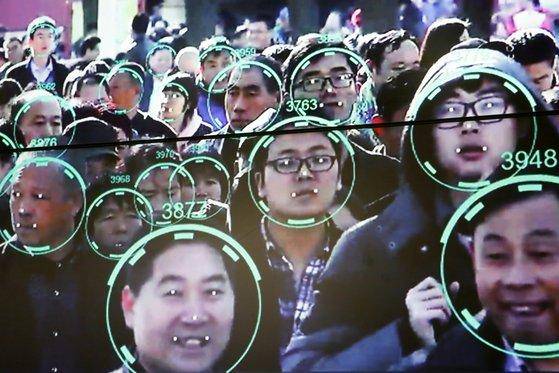 2018년 10월 중국 베이징에서 열린 인공지능(AI) 개발자 대회에서 안면 인식 프로그램이 시연되고 있다. 로이터=연합뉴스