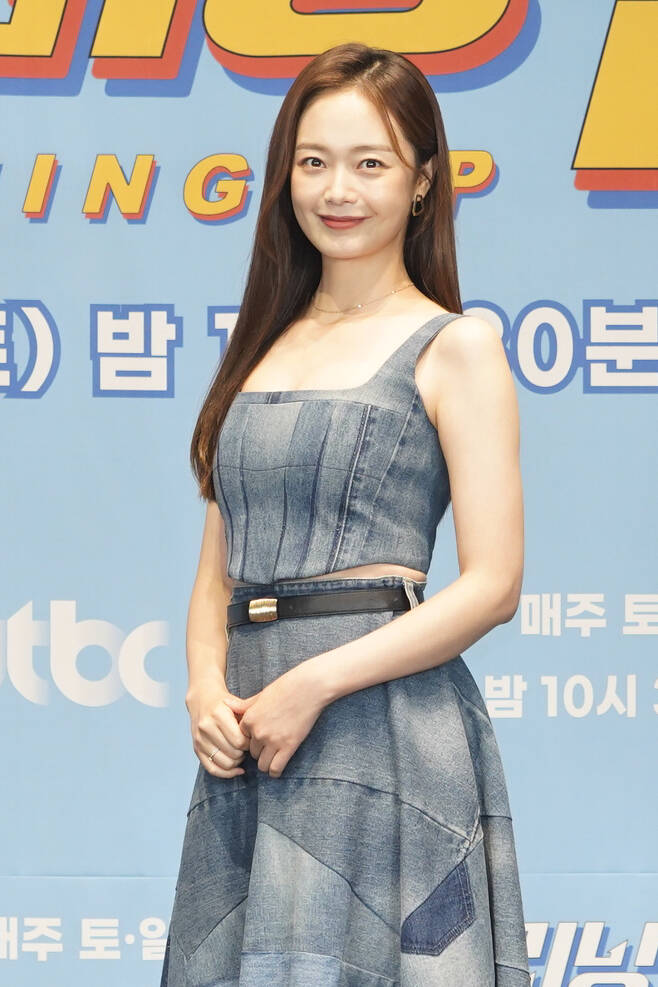 Jeon So-min, who has been suffering from flaming for a long time, finally disjoints in Running Man.The production team explained the reason for the disjoint of Jeon So-min, saying, I received a Physician who needed time to recharge for acting, but I respect Jeon So-mins Physician and decided to leave.Jeon So-mins final disjoint, which repeatedly rested and returned several times.Jeon So-min visited the hospital in March 2020 when he was out of condition and then stopped working due to health problems. At that time, Jeon So-mins younger brother complained about the damage caused by Flaming.Jeon So-min announced that he was receiving a great deal of flaming through SNS, and the viewers bulletin board on the Running Man homepage was closed.Also, in 2022, he was absent from the recording of Running Man for a while due to surgery due to a foot fracture injury.It is a longevity entertainment program, and the members chemistry is good, and it is a program that is loved by many overseas, so the malicious comments of foreign fans are Running Man which is poured into the audience.Below is the full text of the statement sent by the production team.SBS Running Man Actor Jeon So-min is the official position regarding the disjoint. ⁇ Running Man ⁇  members and production team decided to respect the opinion of Jeon So-min who revealed the disjoint Physician after a long discussion.Jeon So-min will leave Running Man ⁇  after recording on October 30th.Jeon So-min has been running with  ⁇ Running Man ⁇  for six years with a special affection and responsibility, but recently delivered a Physician that he needs time to recharge for acting.The members and the production team discussed for a long time how to be with Jeon So-min until the end, but I respect the physicist of Jeon So-min and decided to leave.I would like to express my sincere gratitude to Jeon So-min for making the program brighter as a  ⁇ Running Man ⁇  member for a long time, and I would like to ask for your warm support and encouragement to Jeon So-min who made a difficult decision. ⁇  Running Man ⁇  members and production team will support  ⁇  eternal member ⁇  Jeon So-min.IMBC  ⁇  Photo iMBC DB