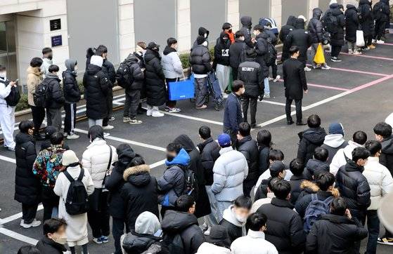 지난 1월 서울 롯데백화점 본점에서 아더에러와 컨버스가 협업한 신발을 구매하려는 사람들이 긴 줄을 서고 있다. 사진 뉴스1