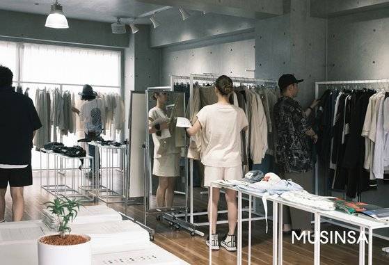 지난 7월 무신사 도쿄 팝업 현장. '렉토' '떠그클럽' '스탠드 오일' 등의 K브랜드를 소개했다. 사진 무신사