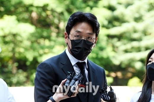 Lee Sun Gyun is known to be under police intervention due to suspicion of Drug Oral administration following actor infant, and it is causing big wave of entertainment industry.Recently, the Drug case has emerged as a social issue, and critics say that such controversial entertainers are coming back too easily.Actor Ju Ji-hoon, who plays an active role as a signatory to Chungmuro, received the Judgment for one year of Probation in June 2009 from the court for alleged oral administration of psychotropic medicines (violation of the Drug Management Act).Ju Ji-hoon escaped to the army in February of the following year and served as a full-time reserve for two years, just like the entertainer who caused the scandal.Ju Ji-hoon, who seemed to have time for self-restraint, revived the spark of acting life that seemed to be turned off by appearing in military musicals.Ju Ji-hoon was banned from appearing on KBS and MBC due to drug excommunication, but was released from broadcasting, but it was lifted three to four years later.There was no self-restraint period.Top was charged with smoking marijuana in 2017 when he was serving as a police officer, and was sentenced to two years of Probation in October.Since then, he has announced that he does not have a comeback doctor in the entertainment industry.The tower responded to the netizen Do not come back at the time, Yes! God! I do not want to do it. Look at the animal pictures. In the live broadcast afterwards, I will not come back in Korea.I do not want to do the comeback itself. Actor Lee Jung-jae said he was not involved in the second casting lineup of Netflixs Squid Game season 2, which was unveiled in July.Ha Jung-woo has come back to the Netflix series Suri Nam in September last year after receiving a fine of 30 million won for the Oral administration of Propofol.Since then, he has appeared in films such as Unofficial Operation and Boston 1947.Ha Jung-woo, along with Ju Ji-hoon, appeared in the Teabing original entertainment show Dubalo Ticketing, which was first unveiled in January, and is also active in the cable channel tvN STORY entertainment show Chairmans People, where his father, Actor Kim Yong-gun, is also appearing.Some are calling for an easy come back.Recently, Ha Jung-woo was drunk driving and tried to come back to self-restraint actor Bae Seong-woo.He tried to cast Bae Seong-woo in the movie Lobby, which he starred and directed, but he was dismissed by negative public opinion.