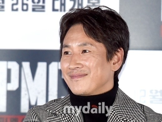 The fact that Actor Lee Sun Gyun is suspected of Drug has come to the public as a lie. It was an internal affair, and the public wondered if the name was misrepresented.However, it is now becoming more and more shocking when it is known that it has been orally administrated Drug and the like at the employee s house.The Incheon Metropolitan Police Agency Drug Crime Susa said on Sunday that it had criminally charged Lee Sun Gyun with marijuana and other charges under the Drug Control Act.As Lee Sun Gyun is converted into The skin of the user, the police are expected to notify the attendance soon.In addition, Seoul Gangnam entertainment establishment employee A (29, female), who was charged with the same charges, was arrested last weekend and a 20-year-old female employee who worked at the same entertainment establishment was arrested without detention.Mr. A is known to have made 10 phone calls with Lee Sun Gyun this year.According to the police, Lee Sun Gyun is suspected of Oral administration of drugs such as cannabis several times at As home in Seoul since the beginning of this year.Police said Lee Sun Gyun is expanding Susa as an oral administration of other kinds of drugs besides hemp.Lee Sun Gyun has been loved by the public for the past 20 years since his debut in 1999, and he has been popular as a husband like Friend and a father like Friend.Thanks to this image, I also took advertisements for educational contents of mobile carriers with my wife, Jeon Hye-jin.Warren Buffett said, It takes decades to build a reputation, but it takes less than five minutes to break it down.It reminds me of Lee Sun Gyun.Now, Lee Sun Gyun will be present at the police and questioned. It is noteworthy what position he will reveal.
